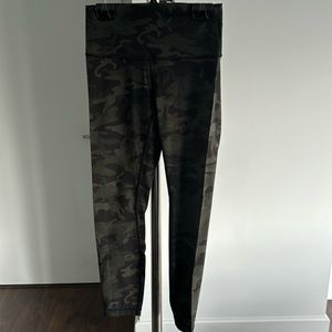 Lululemon Camouflage Wunder Under Tight 25”